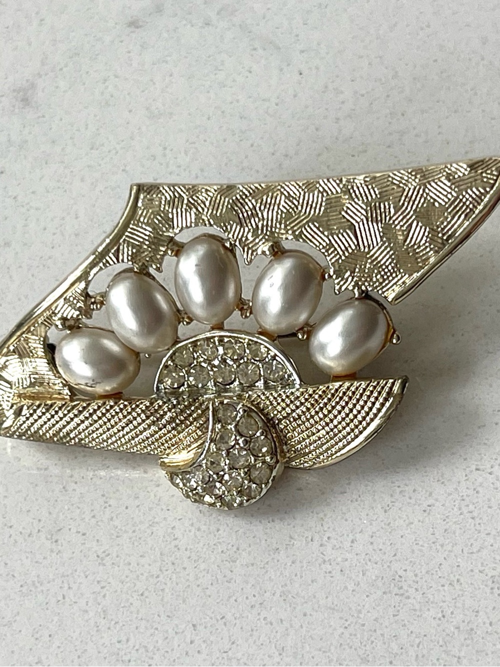Kramer signed vintage pearl rhinestone brooch pin